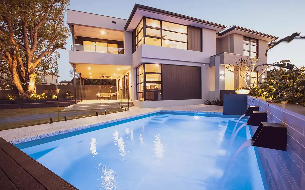 What installation process is involved with setting up a plunge pool kit?